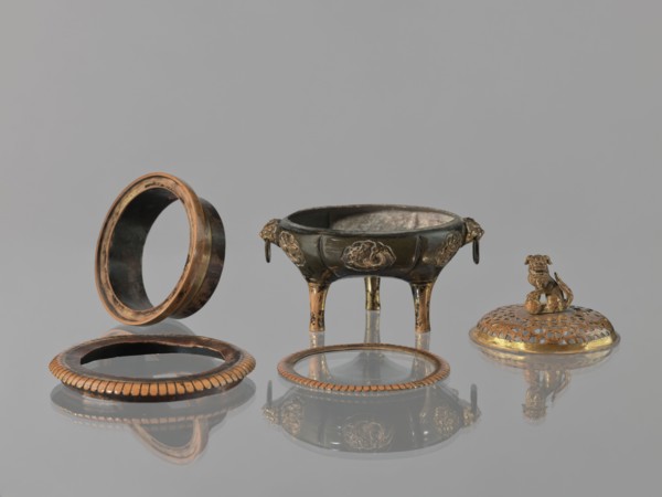 Incense burner kôro of the ding type with a cover, ding vessels, Japanese art, floral pattern,