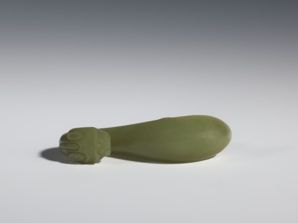 Belt clasp, Chinese, dragons iconography, Qing 1644–1911, jadeite with a green shade with visible