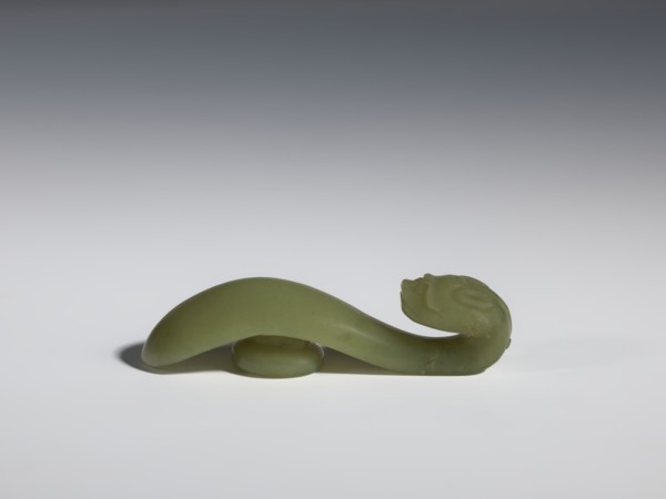 Belt clasp, Chinese, dragons iconography, Qing style, Qing 1644–1911. Jadeite with a green shade