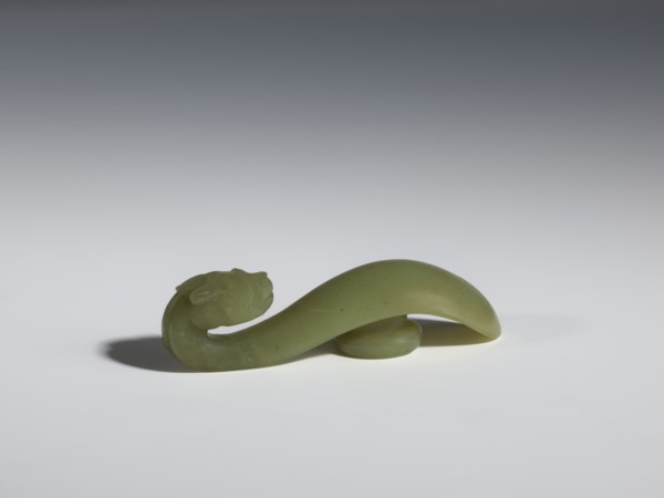 Belt clasp, Chinese; dragons iconography; Qing 1644–1911, 17th–18th century; jadeite with a green