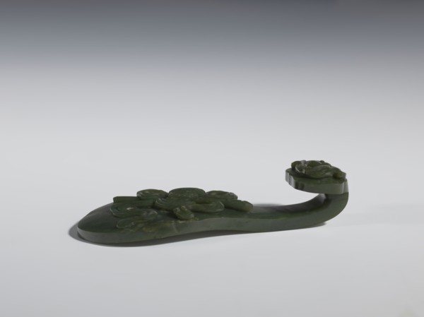Belt clasp, Chinese, Qing 1644–1911, 18th–19th century. Spinach jade; sculpture and engraving.