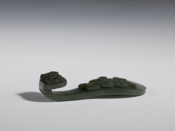 Belt clasp., Chinese. Spinach jade. Sculpture, engraving. Qing dynasty 18th–19th century. Scepter
