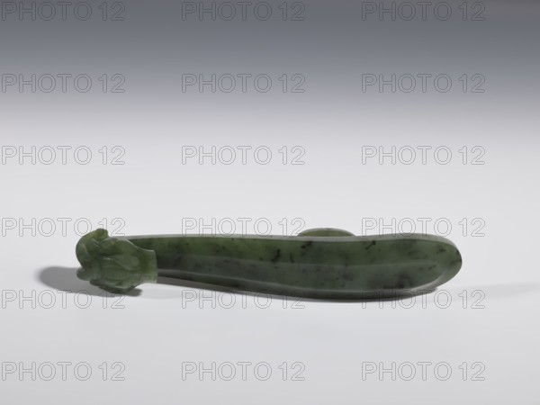 Belt clasp, Chinese, dragons iconography, Qing 1644–1911, 18th–19th century, China, spinach jade