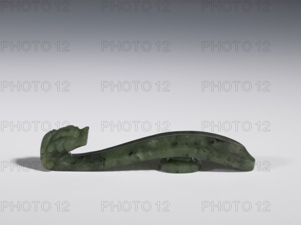 Belt clasp, Chinese, dragons iconography, Qing 1644–1911, 18th–19th century, China, spinach jade