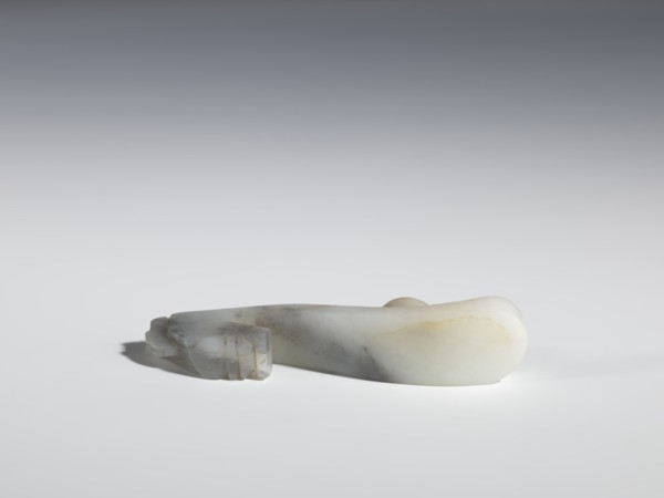 Belt clasp, Chinese, dragons iconography, Qing 1644–1911, flat profiled handle. White jadeite with