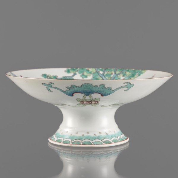 Platter, porcelain with white transparent glaze, decoration painted with overglaze enamels and iron
