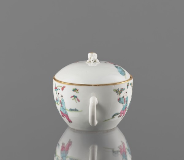 Teapot with a lid, Chinese porcelain teapot decorated with overglaze enamels and iron red; Qing