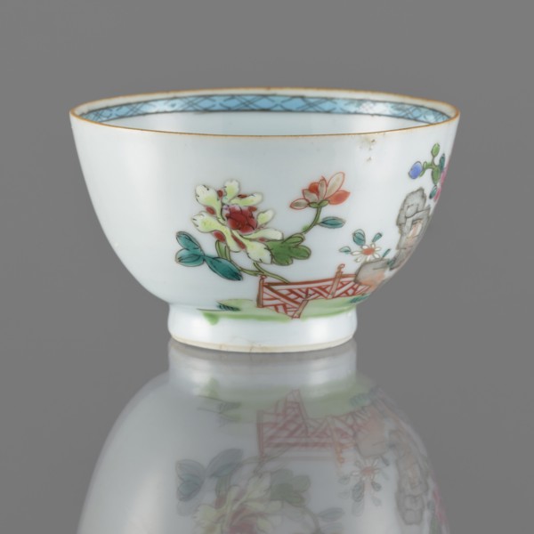 Bowl. Porcelain with white, transparent glaze with a bluish tint; decoration painted with overglaze