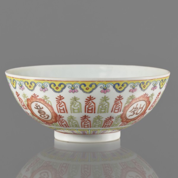 Bowl. Porcelain body with white glaze; decoration painted with overglaze enamel paints and iron red