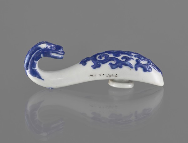 Belt clasp., Chinese, 19th century. Shaft: stylized lizard-dragon, bats on the underside. Navy blue