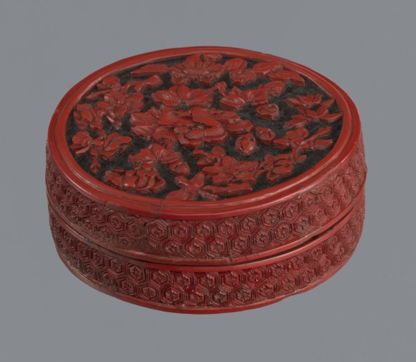 Box with lid; Chinese; Two-tone lacquer red and black lacquer inside; floral ornament with peonies,