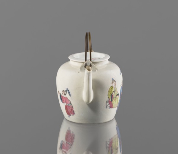 Teapot with a lid; creator, Chinese; Qing dynasty 1644–1911; colored porcelain teapot with tubular