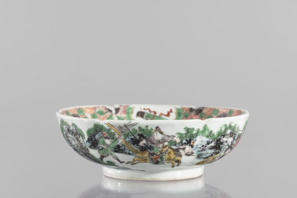 Bowl. Porcelain body with white, transparent glaze; decoration painted with overglaze enamel paints