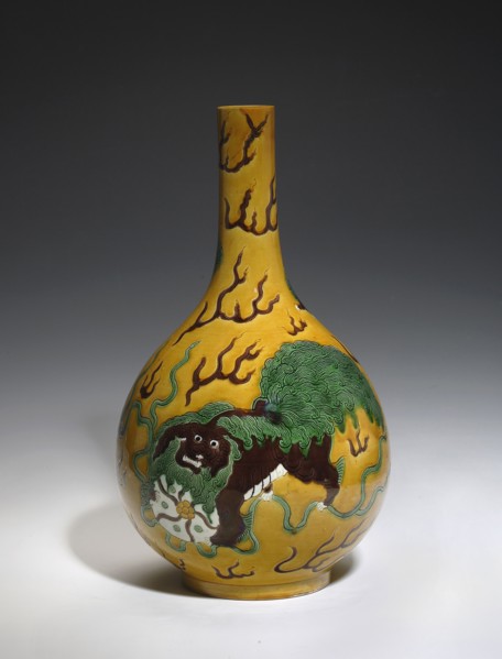 Onion-shaped vase, lion iconography, ceramics, Chinese art, Chinese culture, vases, Qianlong