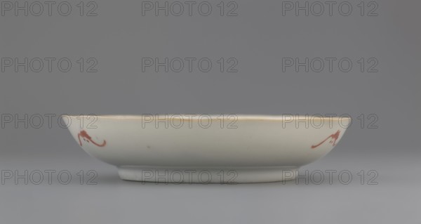 Plate. Porcelain fragment with white glaze; decoration painted with overglaze enamel paints