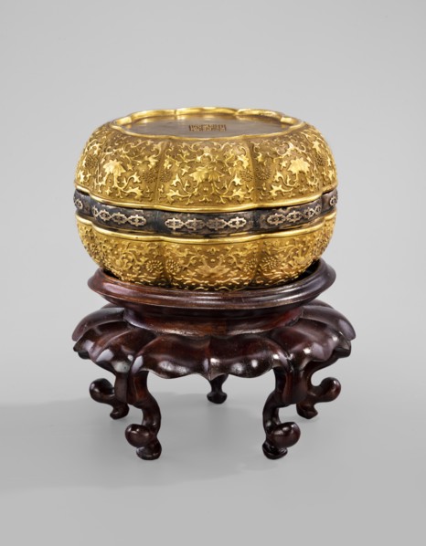 Three-element box on a stand. The box is in the shape of two eight-petal cups connected by a metal