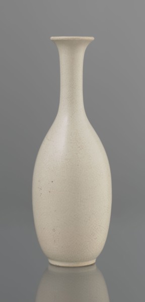 Vase on saucer. Vase made of stoneware or thick porcelain?, ovoid with a long cylindrical neck