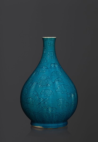 Vase in the shape of an onion-shaped bottle, Chinese, Qing 1644–1911, 16th–17th century, ceramics.