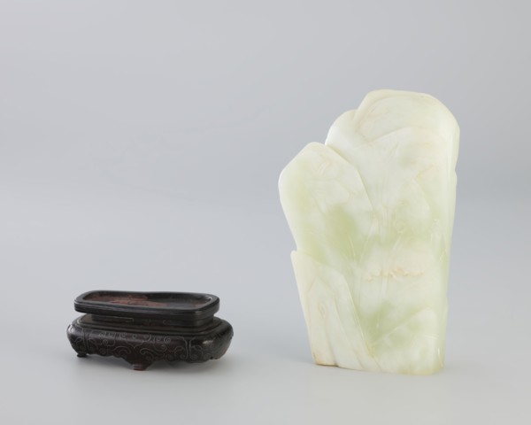 Small screen on a base, Chinese, Qing dynasty 1644–1911. Small screen with an oval cross-section