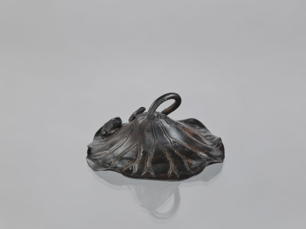 Lotus Leaf with Two Frogs, Ryûbundô,  craftsman author, Japanese culture, Japanese art, frogs,