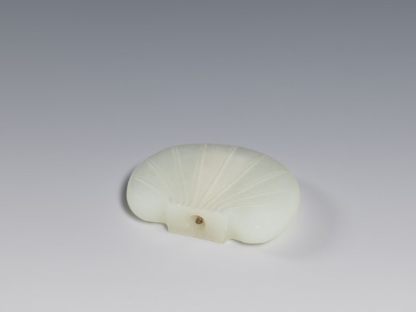 Snuffbox with spoon, Chinese, Qing dynasty 1644–1911, pale green jade with relief decoration,