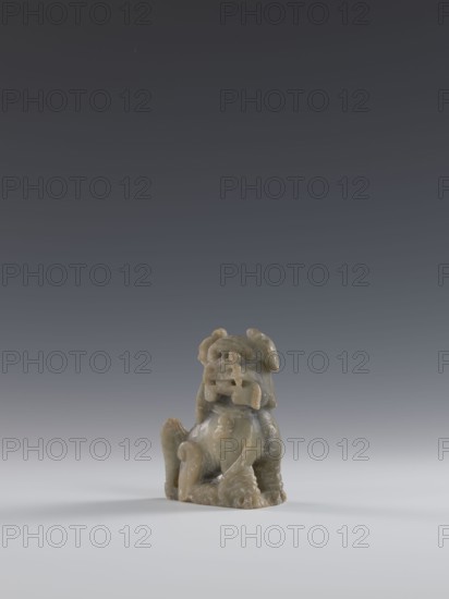 Seated lion, Chinese, lion fo iconography, Qing dynasty 1644–1911. Figurine carved in soapstone