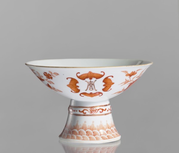 Platter, Chinese, ceramics. Porcelain platter on a tall, widening foot. Decoration painted with red