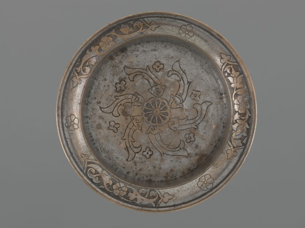 Bowl, Islamic art. Metal bowl with a flat bottom, low straight wall and slightly rounded rim.