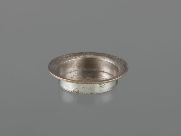 Bowl, Islamic art, metal bowl with fish, floral ornament and rosettes; flat bottom, low straight