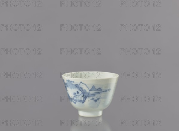 Bowl, Japanese art; porcelain bowl widening toward the top on a 0.5 cm foot. Decorated with a