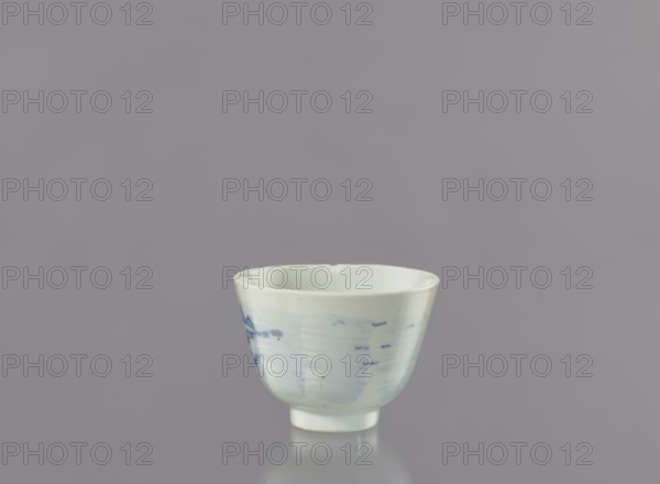 Bowl, Japanese art, Japanese culture; subject: fishermen, seaside landscape; object: porcelain bowl