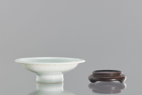 Alcohol bowl with base, Chinese, 19th century. Porcelain vodka bowl with widely flared walls, a