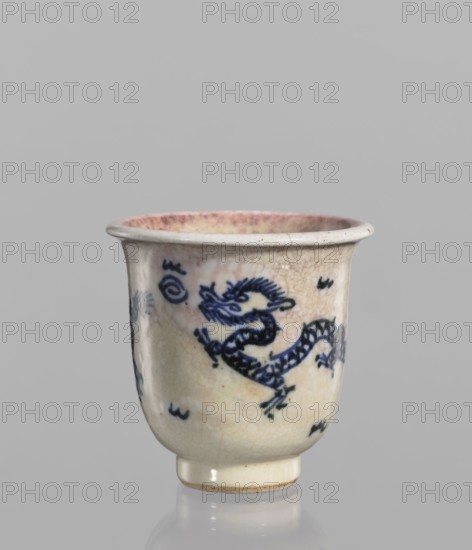 Bowl, Chinese, 19th century. Blue-and-white porcelain bowl with rolled edge and small foot.