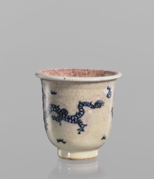 Bowl, Chinese, 19th century. Blue-and-white porcelain with cracklework decoration depicting