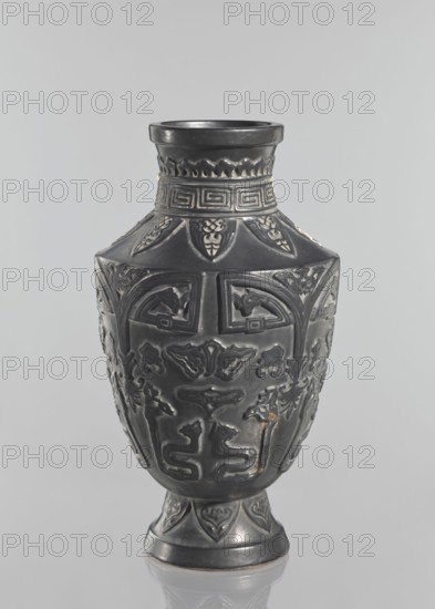 Vase, Japanese, Meiji–Taisho period late 19th–early 20th century. Ceramic decorative vessel from