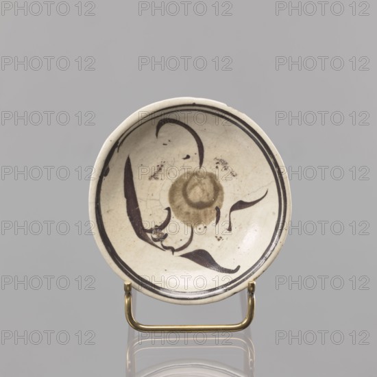Plate, Southeast Asia culture, floral decorations, ceramics, trace of a Chinese inscription on the