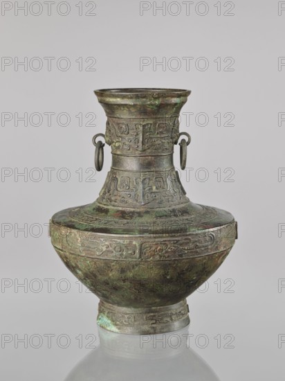 Hu-type vessel, Chinese, ceremonial ritual vessel, Qing dynasty 1644–1911, 19th century, decorated