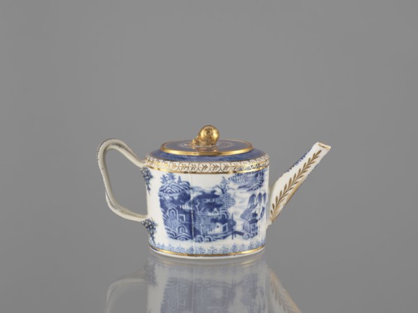 Teapot with a lid, Chinese, Qing dynasty 19th century, 1644–1912, blue-and-white porcelain teapot,