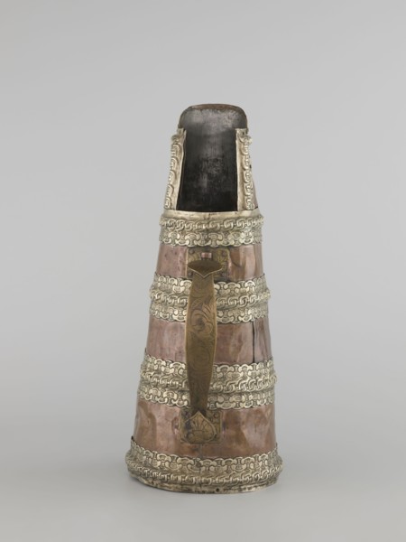 Tea pot, 19th century, Tibet. Teapot/kettle; vessel tapering towards the top with brass handle and