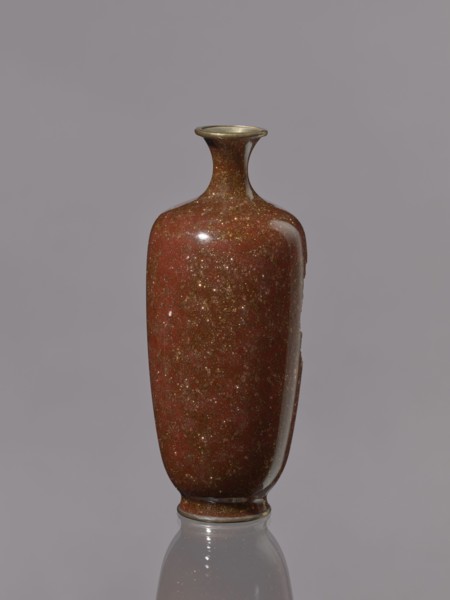 Vase with a narrow neck flaring at the spout. Decoration on a brown-brick background. Kinseki