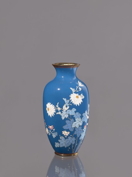 Vase with chrysanthemums, ca. 1900 Meiji 23, Japan, Nagoya; cloisonné enamel vessel, height 18.0