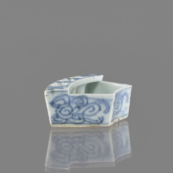 Vessel, gift, repossession Krakow, ceramics, Chinese art, Chinese culture, plant ornaments, blue