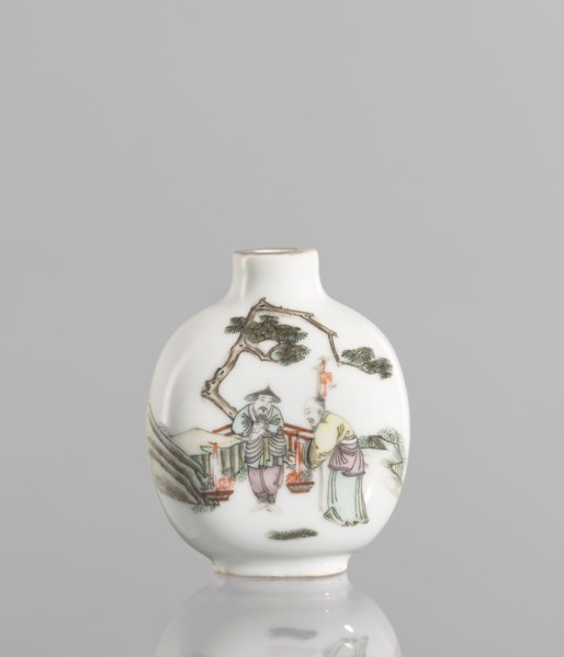 Flask-shaped snuffbox in the form of a pilgrim's bottle. Circular, flattened shape with a short