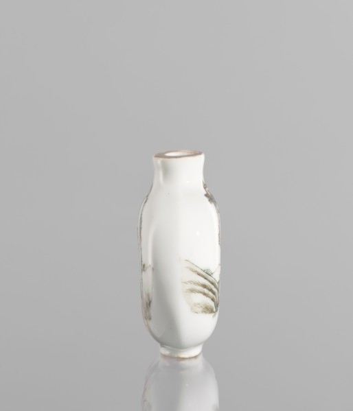Flask - snuffbox in the shape of a pilgrim's bottle;, Circular, flattened shape with a short neck.