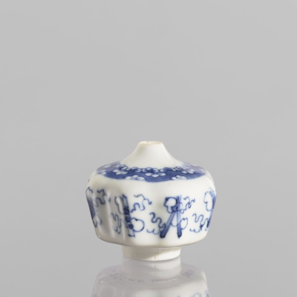 Small spice vessel, blue-and-white porcelain, 19th century China. Vessel no stopper, height 4.6 cm,
