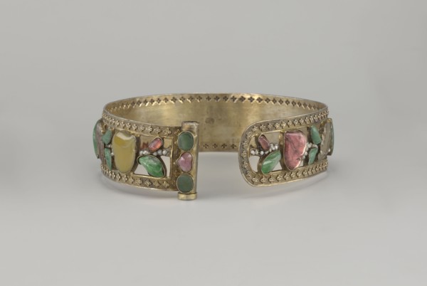 Headband; Openwork inlaid with glass, semi-precious stones, river pearls and beads; plant ornament;