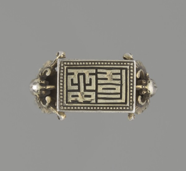 Ring, Chinese, Qing 1644–1911, 19th century. Jewelry; hand ornament. Shield with ideographic signs
