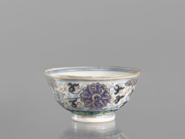 Bowl, Chinese, Qing dynasty 1644–1911, 19th century; colored porcelain vessel with plant and floral