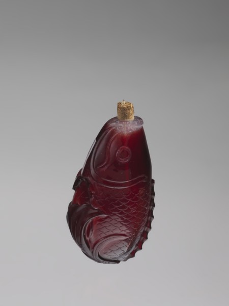 Snuffbox with spoon;, Snuffbox in the shape of a fish with a folded fin, with spoon; materials:
