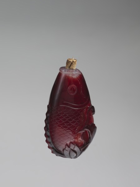 Snuffbox with spoon;, Snuffbox in the shape of a fish with a folded fin, with spoon. Porcelain or